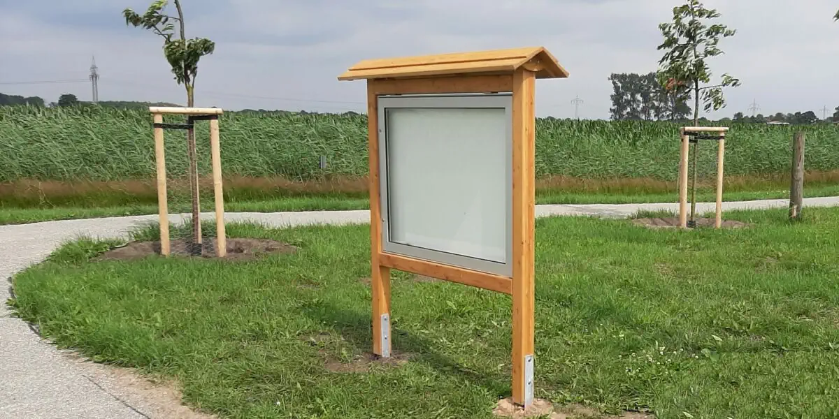 Infotafeln aus Holz Holzschaukästen