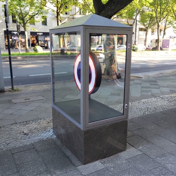 Freistehende Boulevardvitrine MAXIMA-31 in Ganzglas-Optik für die Fußgängerzone mit integrierter Beleuchtung.