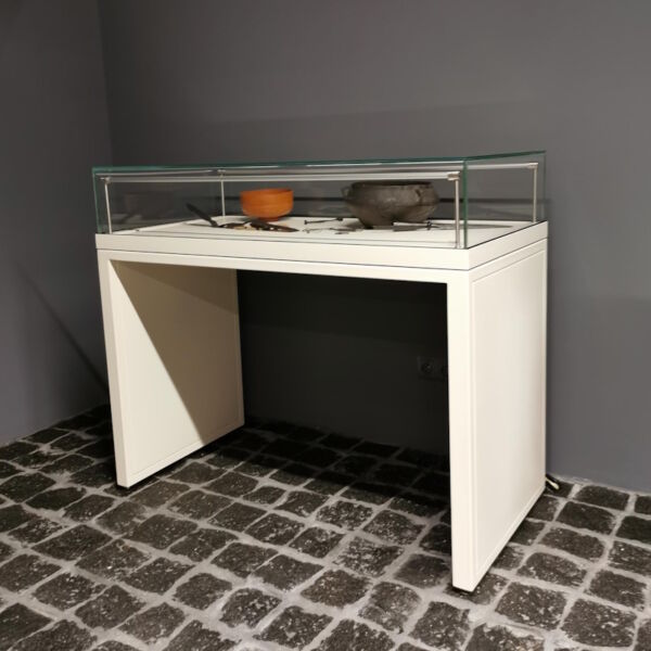 Tischvitrine mit Wangengestell PUR-164