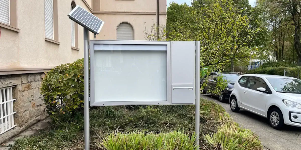 Solar-Schaukasten für den Außenbereich mit Briefkasten Schaukasten mit Briefkasten