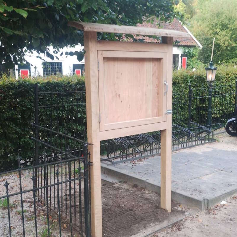 Freistehender Schaukasten aus Holz für außen mit Dach auf Wanderweg für Gemeinden